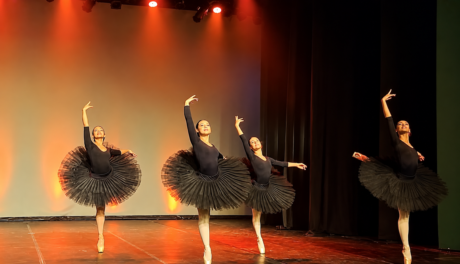Bailarinas de figurino preto em uma apresentação de balé