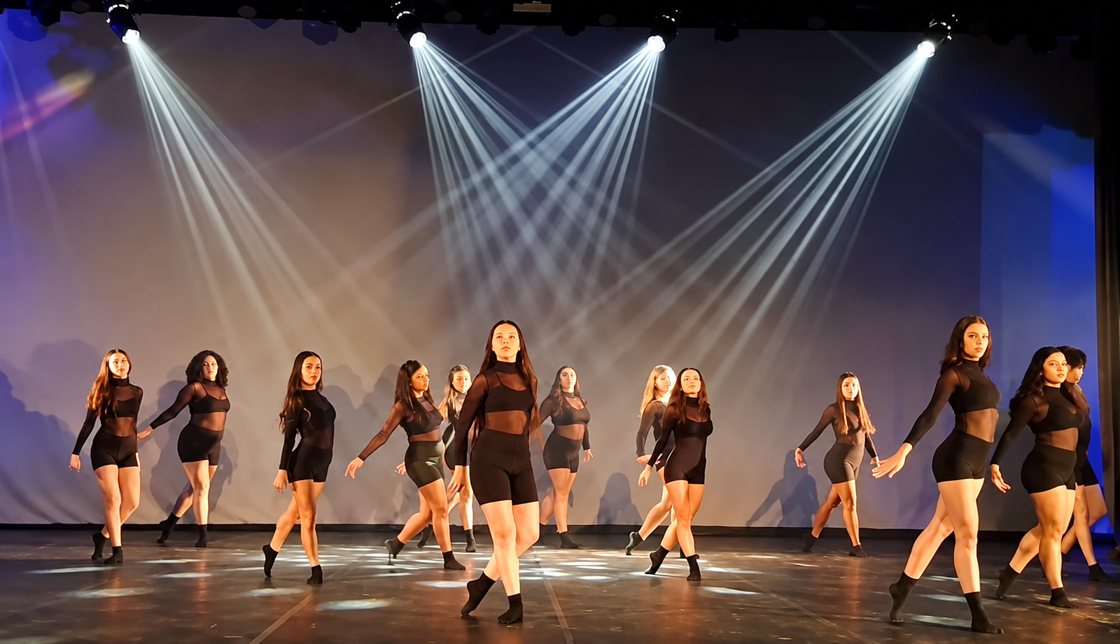 Bailarinas em uma coreografia coletiva no palco